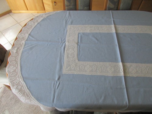 Tischdecke mit handgehäkelter