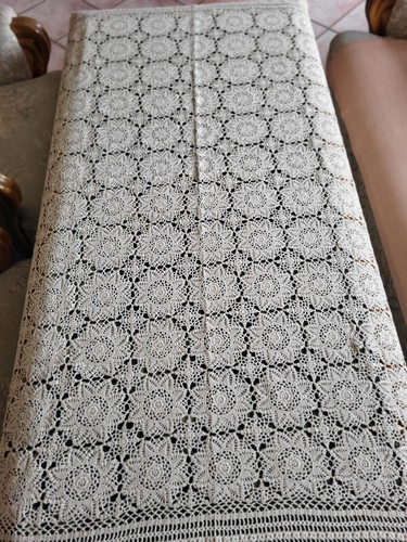 Tischdecke gehäkelt beige